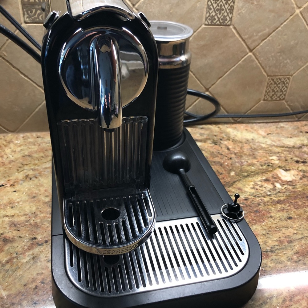 COPY - COPY - COPY - Nespresso machine w frother